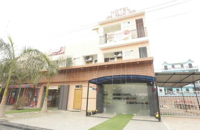 Cozy 2-bedroom hotel in nice Gurugram with WiFi, AC