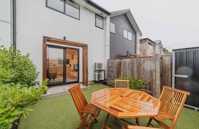 Cozy 2-Bedroom - Kitchen Yard Central Location