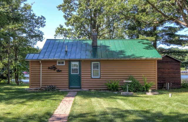 Cozy 2-Bedroom Lake Holcombe Cottage