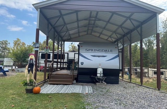 Cozy 2-bedroom RV in amazing Pipestem with AC, WiFi and Heat Smart TV