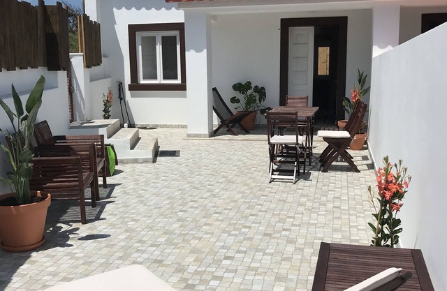Cozy 2 BR House w/Patio in Azenhas do Mar