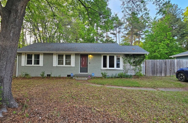 Cozy 2bd house in Durham with fully fenced backyard and office, pet friendly!