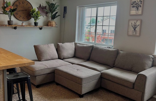 Cozy 2BR/2BA Condo in Anchorage Full Kitchen + Dishware Great Location!