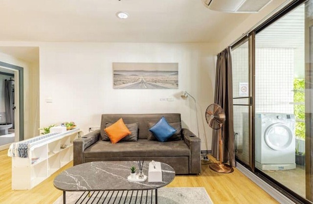 Cozy 2BR Apt in Central Bangkok 5 mins BTS 110 SQM