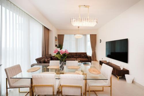 Cozy 2BR APT With Canal Views, Pool with Burj View