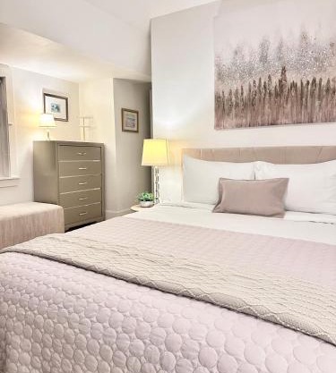 Cozy 2BR Apt with Parking, Steps to Brown and RISD