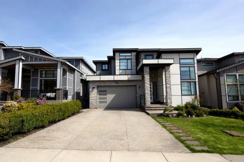 Cozy 2BR for Family & Private Parking & Near Mall