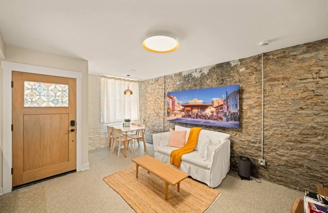 Cozy 2BR Near Findlay Market and UC, Rhinegeist