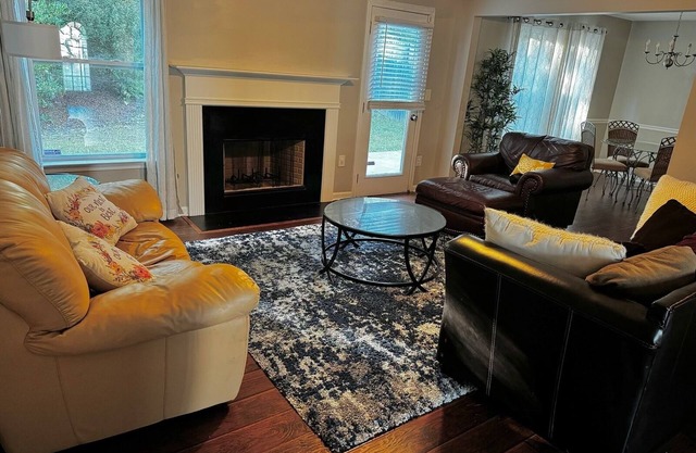 Cozy 3-bedroom building in welcoming Palmetto with WiFi, AC