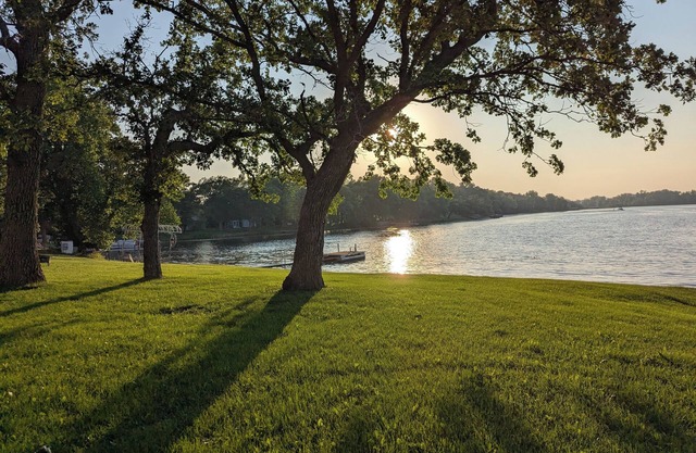 Cozy 3-bedroom cabin just steps from the lake!