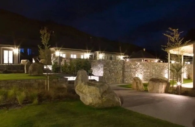 Cozy 3 Bedroom Cottage with Pool