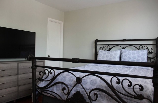 Cozy 3 Bedroom/Great Location! Parking incl.