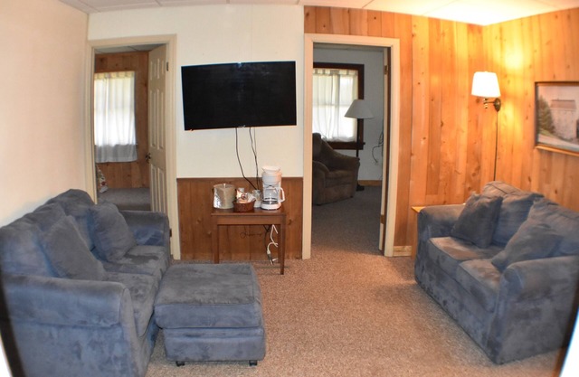 Cozy 3 bedroom suite with living room. Close to hiking trails, ski resorts and family parks!