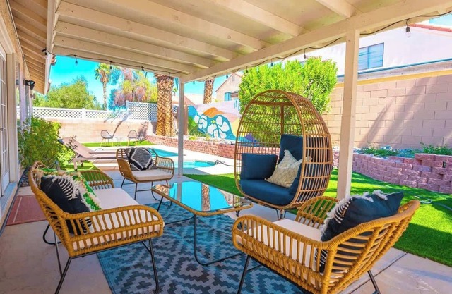 Cozy 3BR Home with pool - 9 Mi to LV Strip!