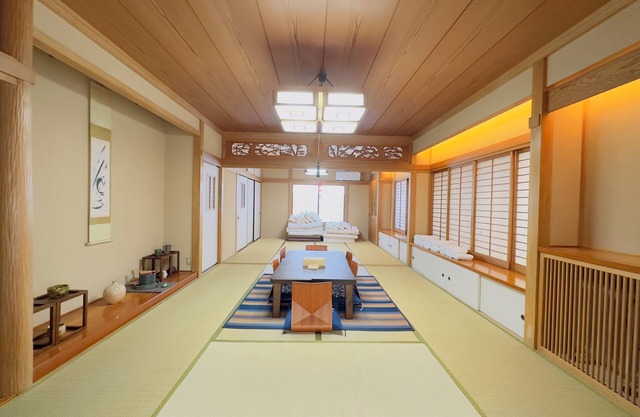 Cozy 5 room house in Tokyo, 2 minutes from station. WiFi, Netflix, Full Kitchen.