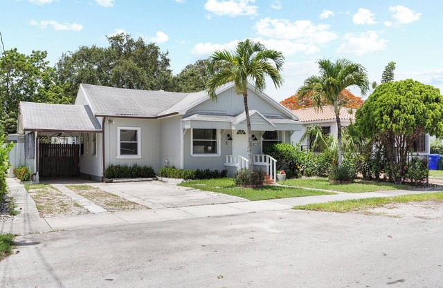 Cozy and comfortable Grove area home. 7 bedrooms/5 baths, perfect for big groups