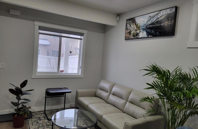 Cozy and Modern Suite - Your Home Away from Home!