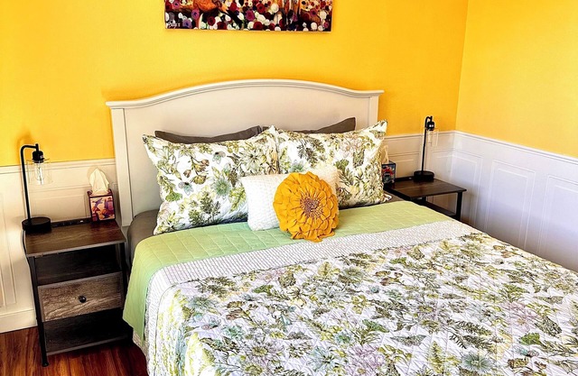 Cozy and private. 6 min drive to Beach with volcanic views.