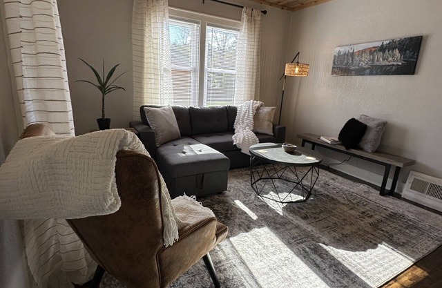Cozy and Quaint 1-bedroom home close to hospitals in Rhinelander
