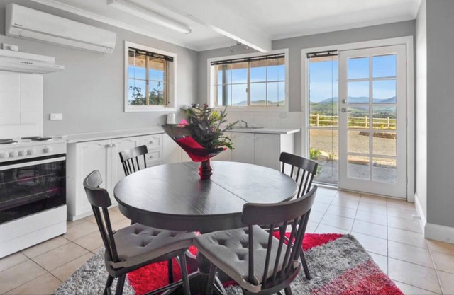 Cozy Apartment 15 min From the Airport and Right Next to Richmond Town