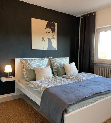 Cozy Apartment - 2 BR, Spacious Kitchen, Balcony, Top Location