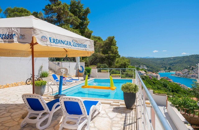 Cozy apartment in Pucisca with WiFi