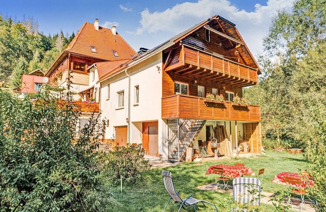 Cozy Apartment Near Trails