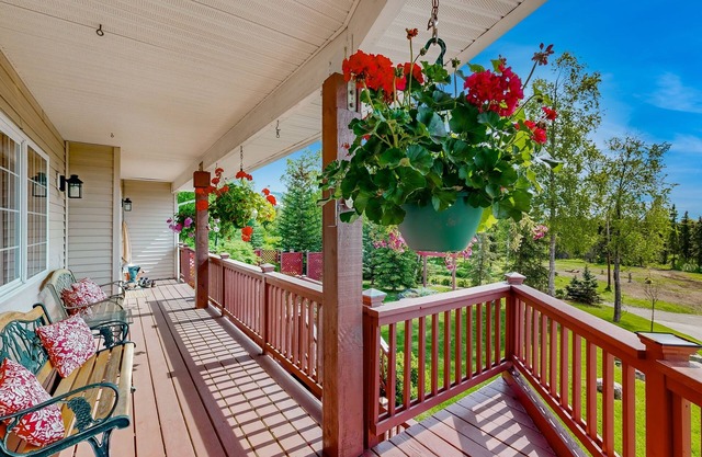 Cozy apartment with large deck with views, hot tub & wood stove