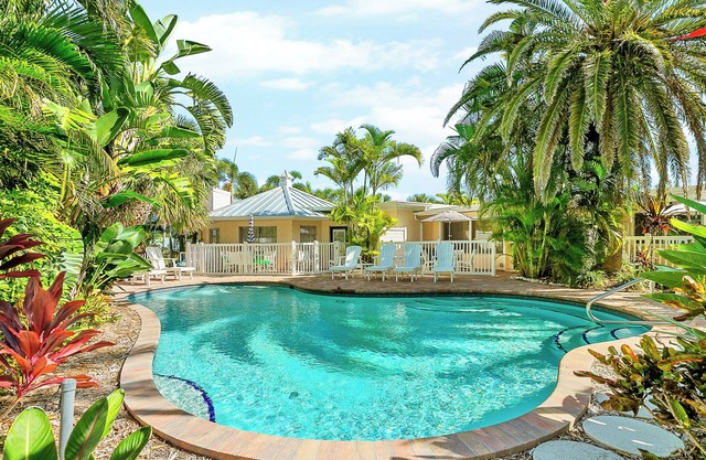 Cozy Beach Bungalow | Steps to Gulf | Private Patio & Pool | Holmes Beach