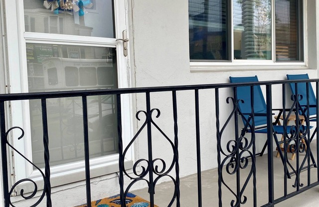 Cozy beach condo just one block from the beach. Walk to restaurants and parks.