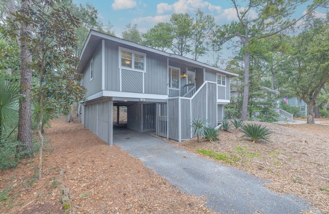 Cozy Beach Cottage Located in Wild Dunes! Large Screened Porch!