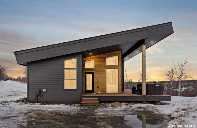 Cozy Bluff Getaway with Hot Tub