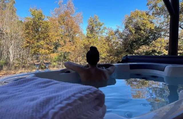 Cozy Buffalo River Cabin Getaway with hot tub!