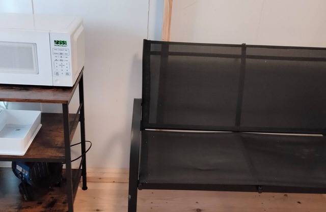 Cozy Bunkie Cabin(dbl bed with dbl Bunkie bed) close to lakes,zipline &vineyards