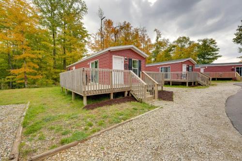 Cozy Cabin Community Pool and Lakefront Beach!