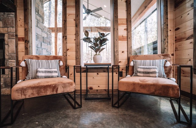 Cozy Cabin - Couples or Small Family Retreat! Boat Parking, EV & Tesla Charging