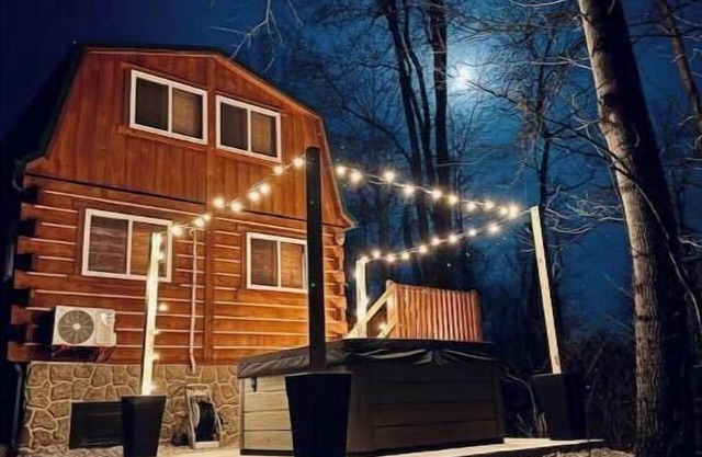 Cozy Cabin Escape w/Hot Tub, King Bed & Fire Pit