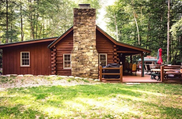 Cozy cabin hideaway bordering mountain creek.n