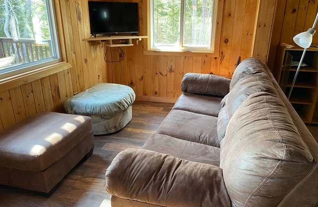 Cozy Cabin in Annapolis Valley on Private Lake, Family Retreat