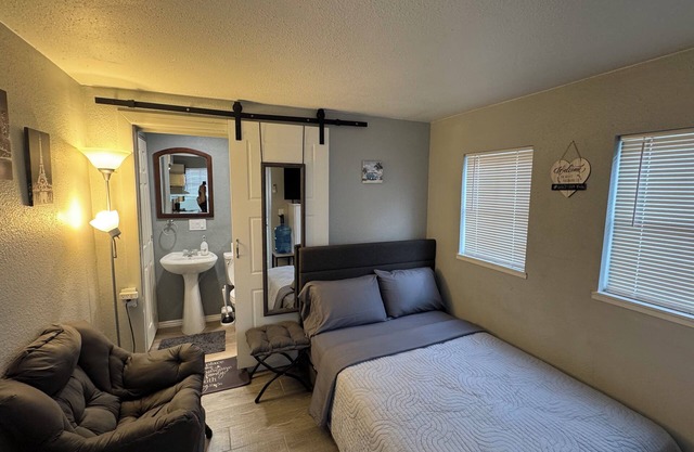 Cozy cabin in safe neighborhood fabulous Las Vegas with WiFi, AC