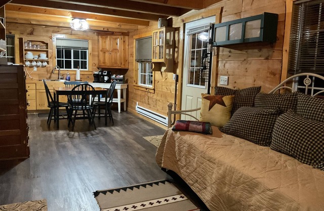 Cozy cabin in wonderful Hillsboro with WiFi, AC