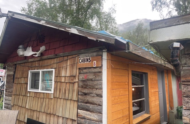 Cozy cabin near Girdwood breathtaking views coastal bike trail private escape