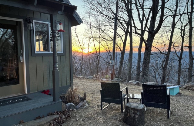 COZY CABIN. One room cabin with loft. Great sunsets & river view before Spring!