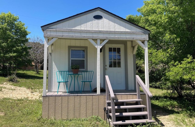 Cozy cabin with 1 bedroom 1 bath on a private cove in charming LakeWhitney!