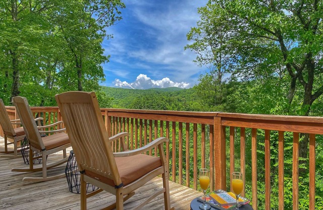 Cozy Cabin with Mountain Views, Pet Friendly, 3 Miles from Downtown Highlands