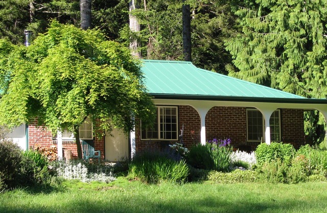 Cozy Cattail Cottage a comfortable coastal estuary woodland home near Reedsport