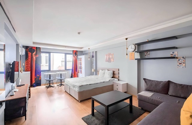 Cozy Central Flat w/Netflix & Elevator Near Metro 2 minute walking distance