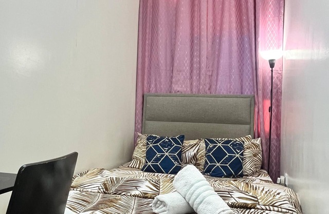 Cozy Central Room, Shared Bath & Kitchen