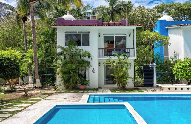 Cozy & Centrally Located 3 bedroom with private yard