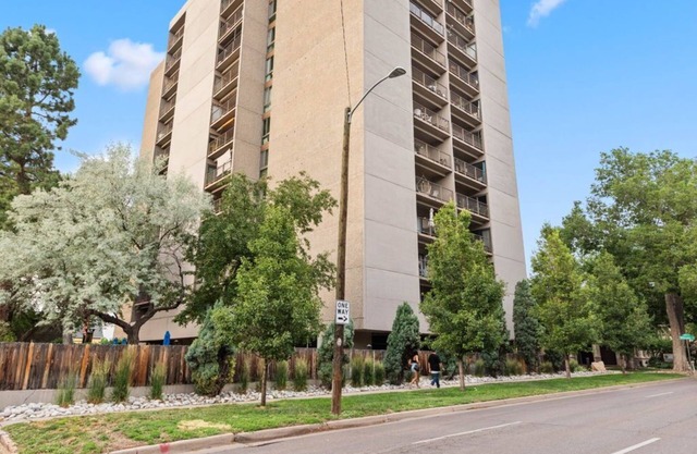 Cozy Cheesman Park condo with fitness room, WiFi in delightful Denver